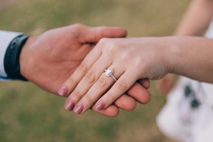 Choisir une bague de fiancaille en or pour femme